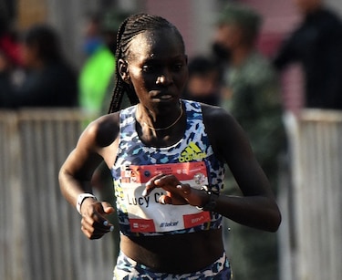 Keniana Lucy Cheruiyot destroza récord en Maratón de Ciudad de México