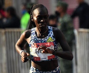 Keniana Lucy Cheruiyot destroza récord en Maratón de Ciudad de México