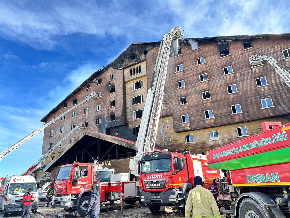 Un incendio en un hotel de una estación de esquí en Turquía deja 76 muertos