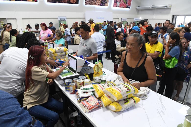 Presidente Mulino recorre nueva tienda del IMA en San Miguelito y evita hablar de renuncia del vicecanciller