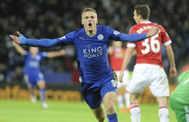 Leicester sobrevive en Old Trafford con gol de Vardy, el City nuevo líder