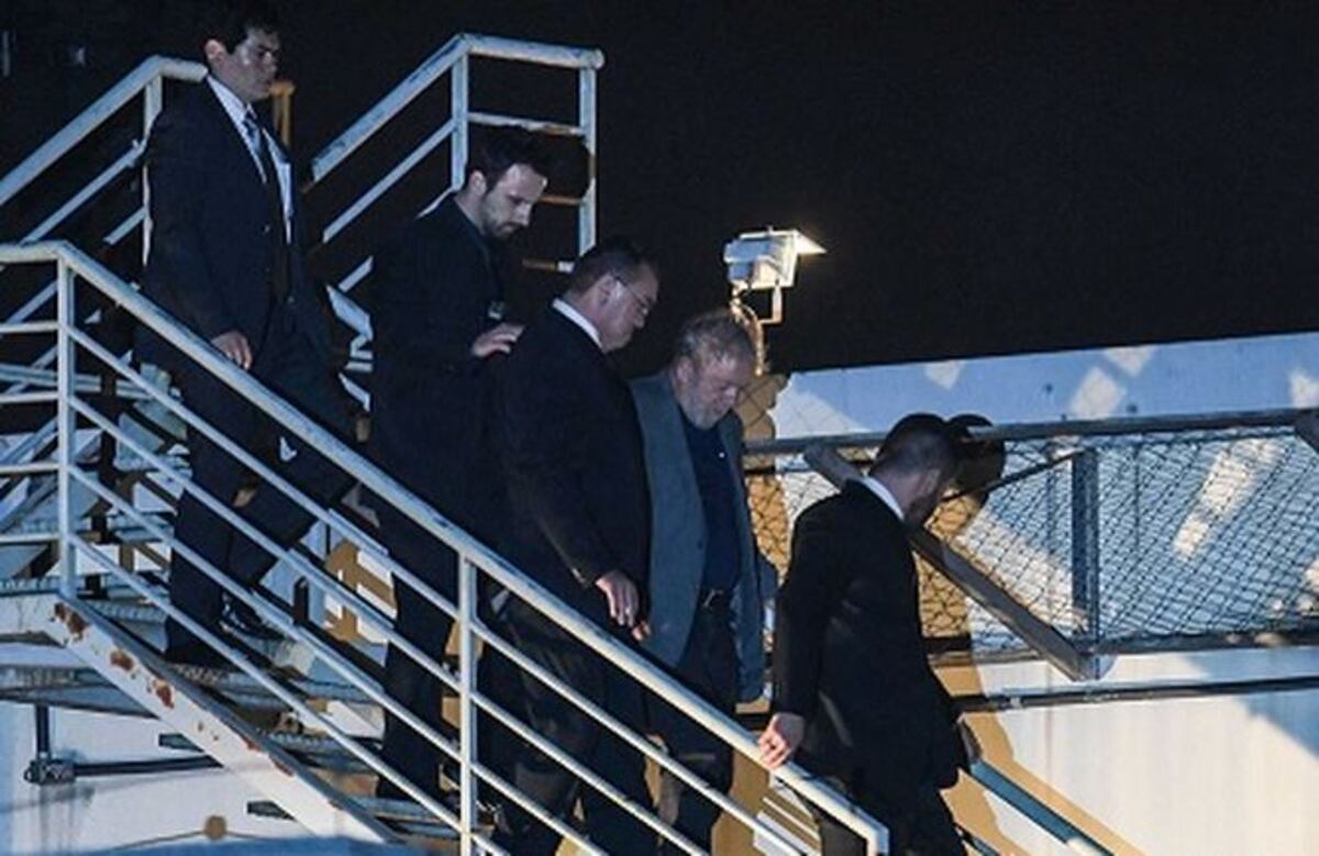 Lula da Silva, el primer presidente brasileño detenido por corrupción, llega a la prisión de Curi