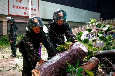 Limpieza en Hong Kong tras paso del tifón