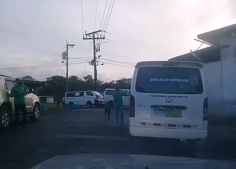 Pasajeros se quejan por el paro del transporte en Panamá Oeste