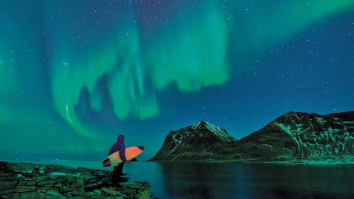 Surfear en el frío de Lofoten, más allá del ártico