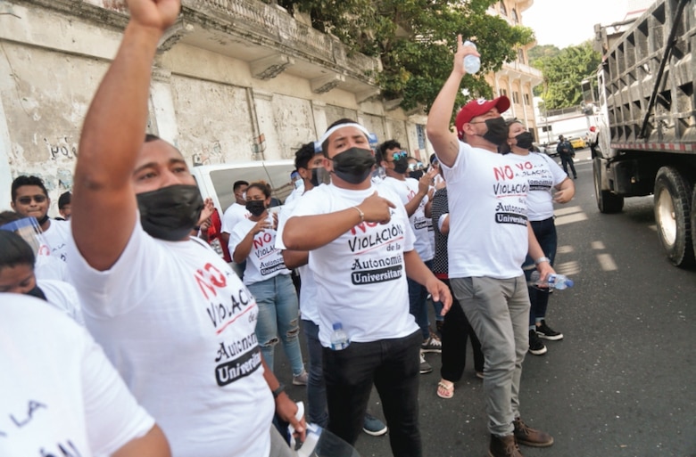 $49,000 para el hijo de la rectora de la Unachi