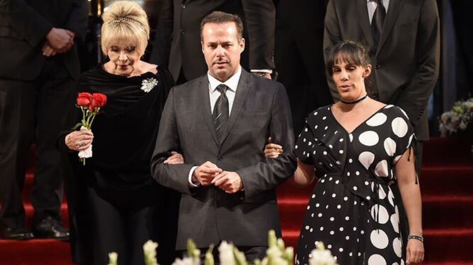 Mexicanos se despiden y rinden tributo a José José