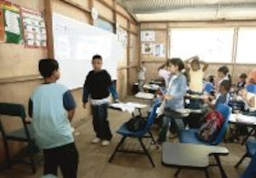 Los niños reciben clases aglomerados