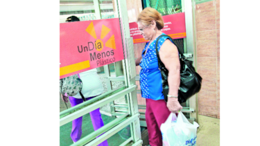 Buscan prohibir bolsas plásticas en supermercados