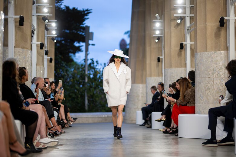 Fotos: El Park Güell de Barcelona acoge hoy el desfile de la colección Crucero 2025 de Louis Vuitton