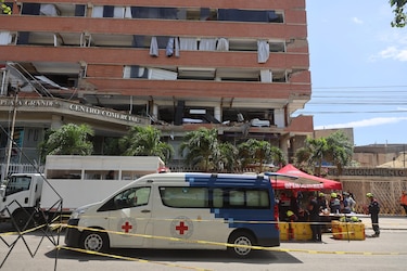 Decenas de rescatistas luchan por salvar a venezolano atrapado desde hace casi una semana