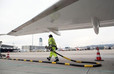 Pasajes más caros y menos vuelos por crisis de combustible de aviación