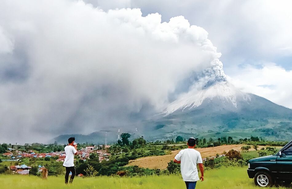 El Volcán Sinabung de Indonesia, en erupción