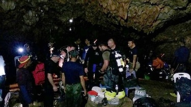 Tailandia: Hallan con vida a 12 niños desaparecidos en cueva
