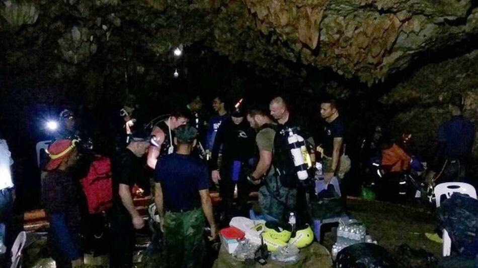 Tailandia: Hallan con vida a 12 niños desaparecidos en cueva