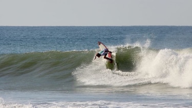 Surfistas dominan las olas en playa Venao