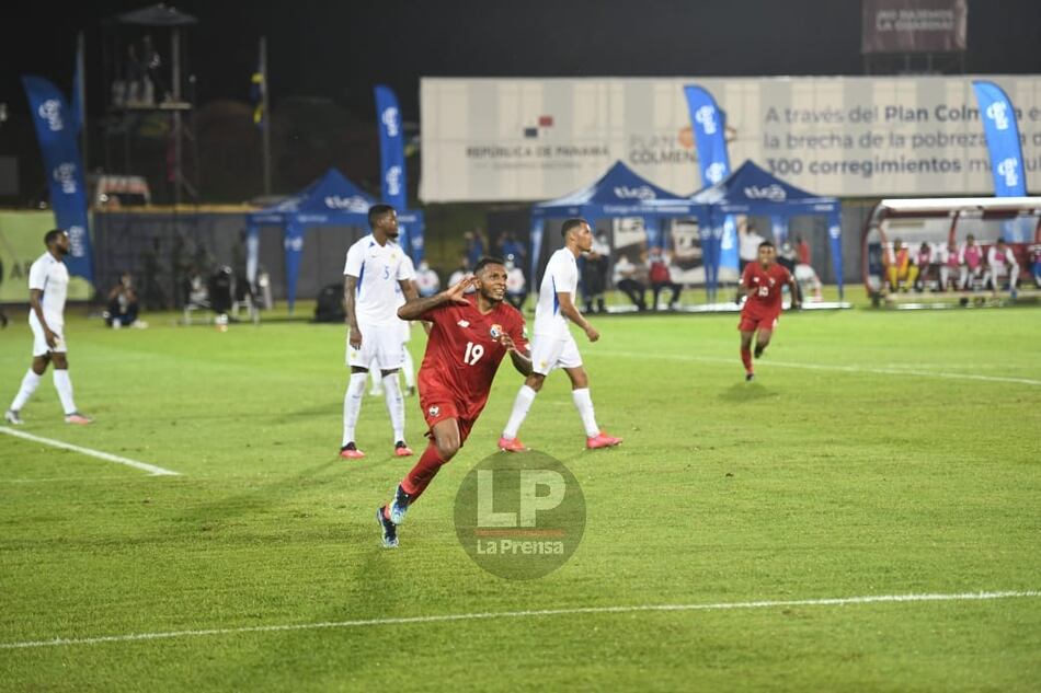 Panamá vence 2-1 a Curazao y parte por delante en la eliminatoria directa