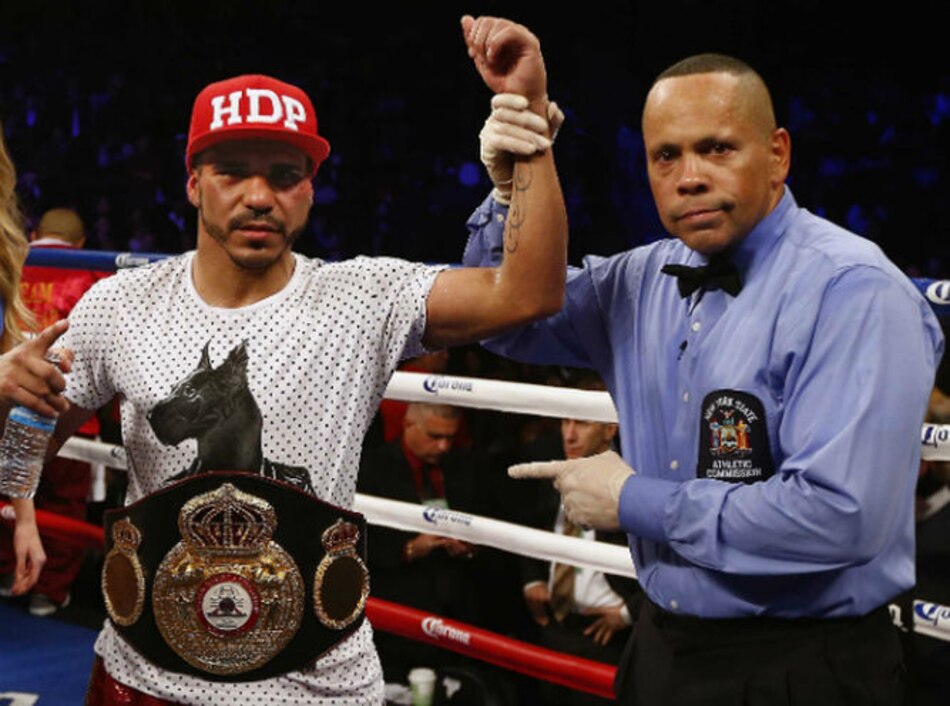 El argentino Cuellar retiene su corona pluma; vence al boricua Oquendo