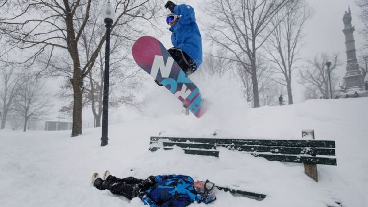 Tormenta de nieve perdona a Nueva York pero golpea más al noreste de EU