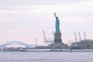 Millones de personas continuarán bajo peligrosa ola de frío este fin de semana en Estados Unidos