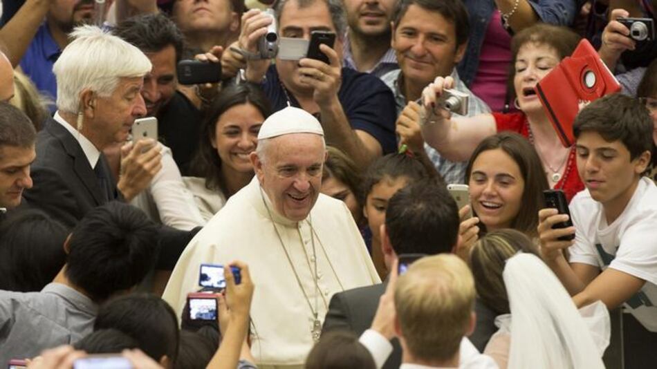Sin escolta, el papa Francisco se suma a los feligreses para oír misa