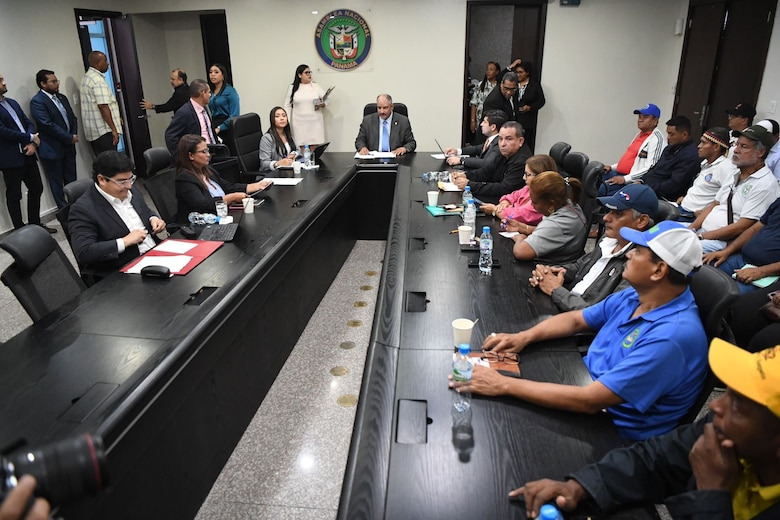 Dos anteproyectos, una idea, un altercado: Adames y ‘Bolota’ impulsan derogar la reforma a la CSS