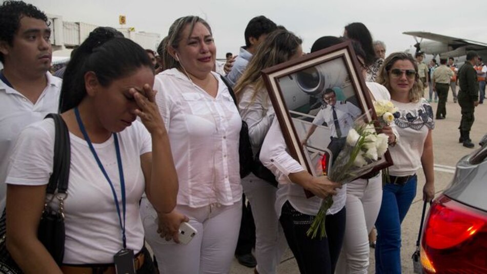 'Mi marido no es un monstruo', dice esposa de piloto de avión de Lamia