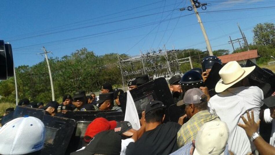 Una policía herida y cuatro productores detenidos por enfrentamientos en Divisa