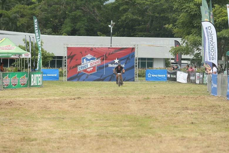 Cruce del Istmo 2024: de un océano a otro sobre dos ruedas