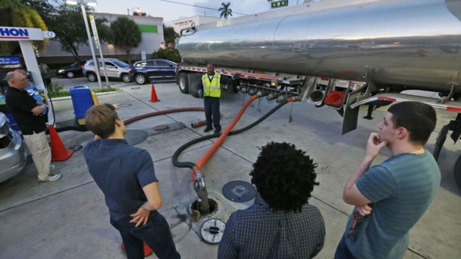 Estados Unidos: Algunos huyen de Matthew mientras otros se quedan