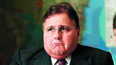 Acusan a exministro de lavado de dinero