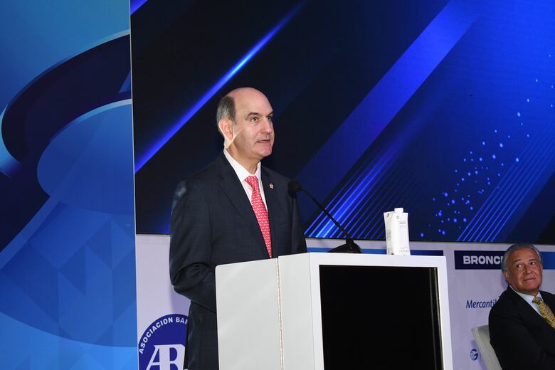 MEF: déficit fiscal será superior al 4% este año