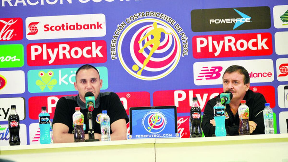 Keylor Navas (Izq.) y el técnico Óscar Ramírez, ambos de Costa Rica, revelan algunos detalles sobre su rival de esta noche.
