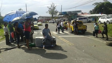 Moradores de Almirante protestan por constantes apagones