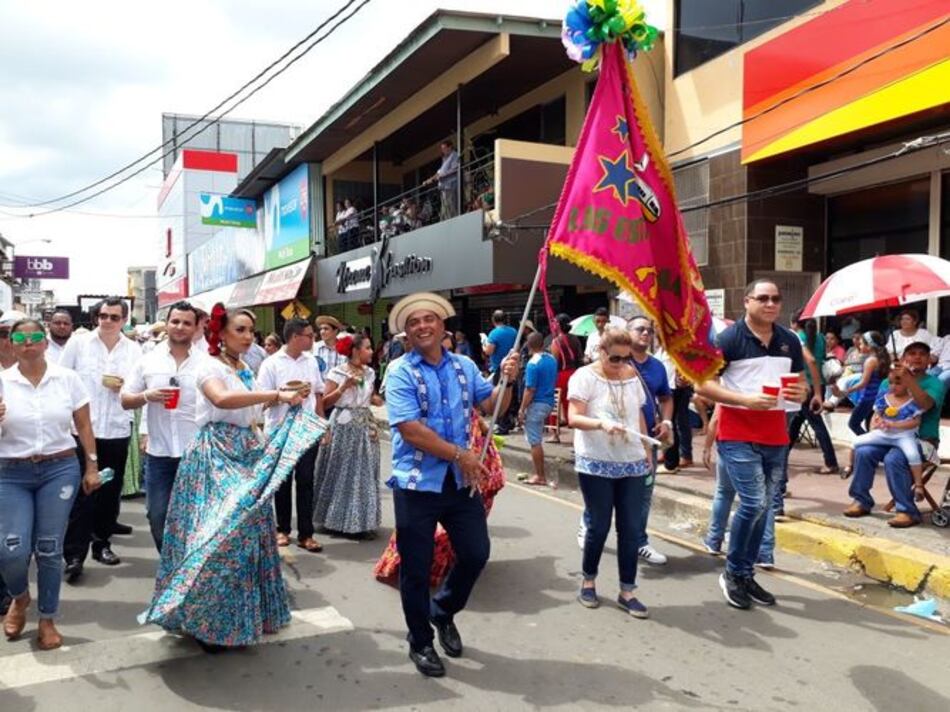 Desfiles folclóricos en Chitré por fiesta de fundación