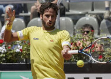 Djokovic sufre y Serena convence