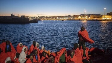 España pide una ‘solución europea’ tras la llegada de mil 200 migrantes en dos días