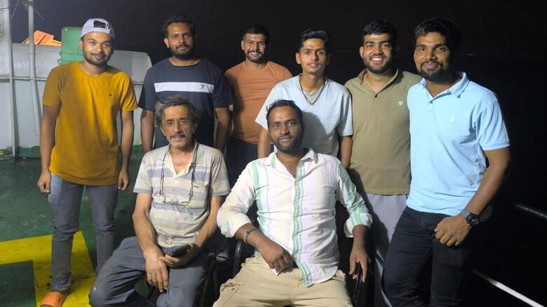 “Nos vimos forzados a romper y quemar la madera del barco para cocinar”: por qué miles de marineros son abandonados cada año en sus buques