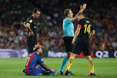 Barcelona y Atlético empatan en duelo de gigantes; Messi se lesiona