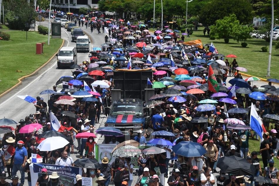 Nueva jornada de manifestaciones y cierres en varios puntos del país; docentes se concentran en la Contraloría