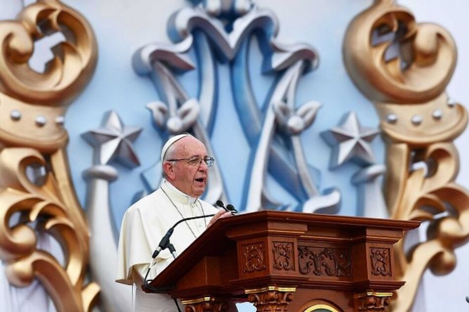 El papa Francisco llama en Perú a luchar contra la 'plaga' del feminicidio