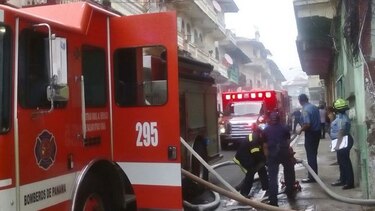 Controlan fuego en calle 17 de Santa Ana