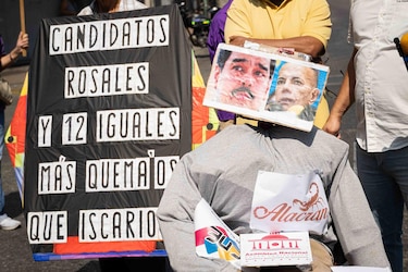 Caraqueños queman figura del candidato antichavista Rosales para recrear muerte de Judas