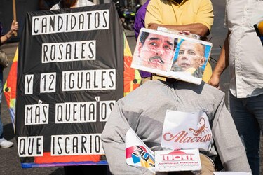 Caraqueños queman figura del candidato antichavista Rosales para recrear muerte de Judas