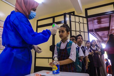 Niños gazatíes regresan a la escuela pese al coronavirus