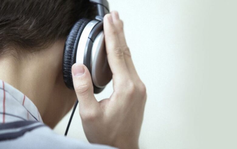 Uso indiscriminado de audífonos provoca sordera prematura
