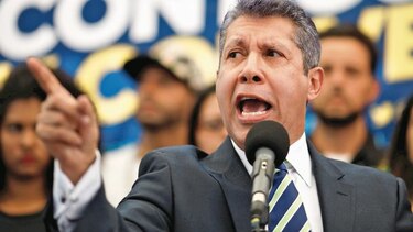 En la mesa, negociar con Maduro