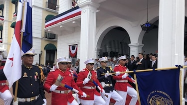 Lluvia provoca retraso en el desfile del 3 de noviembre