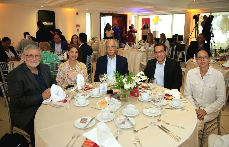 Café con La Prensa aborda cómo la conectividad impulsa la competitividad en la era digital