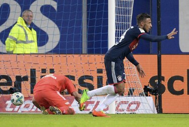 Bayern gana y le pisa los talones a Dortmund